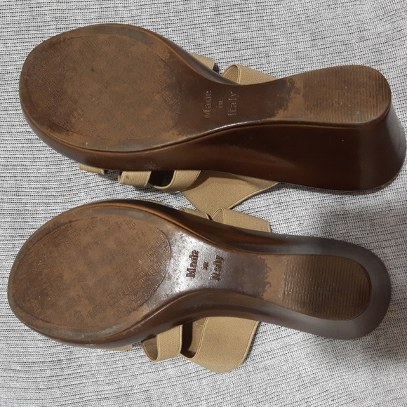 Wedge sandals dark beige with elastic straps and gold&crystal detailing at top. - Picture 3 of 4